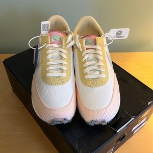 Nike Daybreak in Sail/Hydrogen blue corduroy, Size 9.5 (women’s)/Size 8 (men’s)